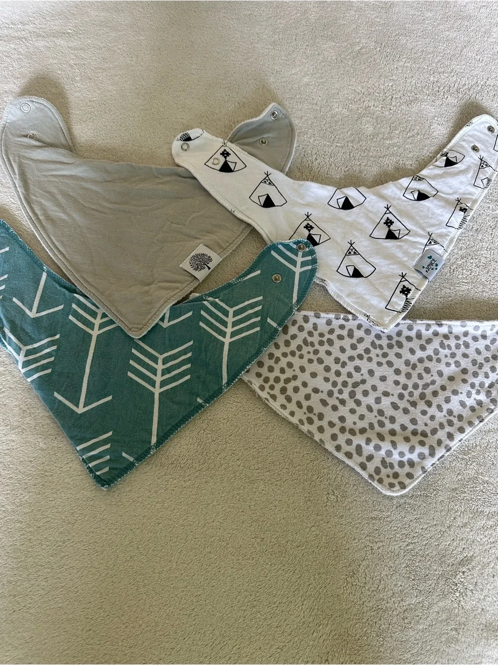 🦋(4) Baby Bandana Bibs